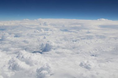 Mavi gökyüzünde beyaz bulutlar