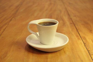 Ahşap arka planda bir fincan dolusu kahve manzarası