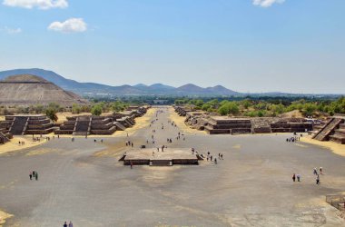Meksika 'da antik bir şehir olan Teotihuacan, piramitlerin ve harabelerin manzarası