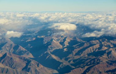 Bulutlardaki dağların güzel hava manzarası 