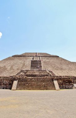 Meksika 'da antik bir şehir olan Teotihuacan, piramitlerin ve harabelerin manzarası