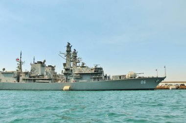 Denizdeki askeri donanma gemisi.