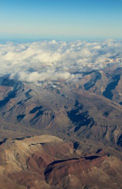 Bulutlardaki dağların güzel hava manzarası 