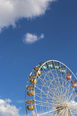 Dönme dolap mavi gökyüzü arkaplanına karşı