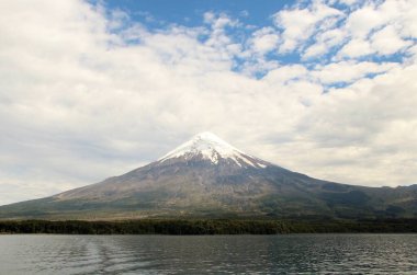 Karlı volkanın manzarası - Şili