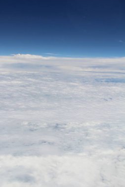 Mavi gökyüzünde beyaz bulutlar