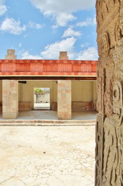 Meksika 'da antik bir şehir olan Teotihuacan, piramitlerin ve harabelerin manzarası