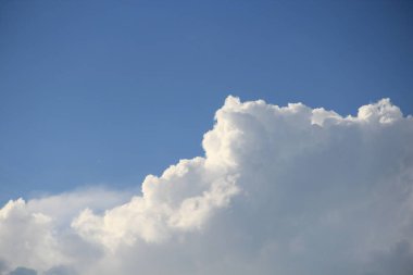 Mavi gökyüzünde beyaz bulutlar