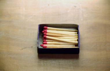 Tahta masa arkasında kibrit çöpleri