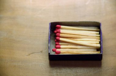 Tahta masa arkasında kibrit çöpleri