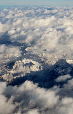 Bulutlardaki dağların güzel hava manzarası 