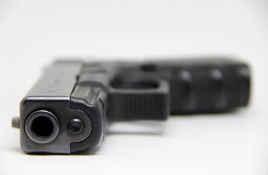 Tabanca, tek el kullanım için tasarlanmış, beyaz üzerine izole edilmiş küçük bir silah..