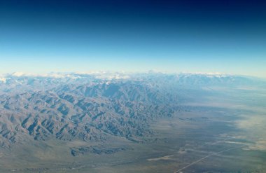 Bulutlardaki dağların güzel hava manzarası 