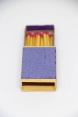 Beyaz arkaplanda kibrit kutusunda kibrit çöpleri