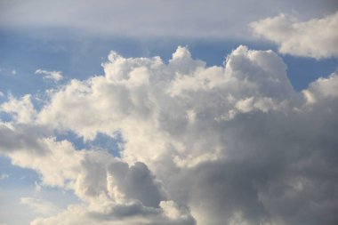 Mavi gökyüzünde beyaz bulutlar