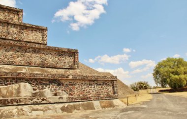 Meksika 'da antik bir şehir olan Teotihuacan, piramitlerin ve harabelerin manzarası