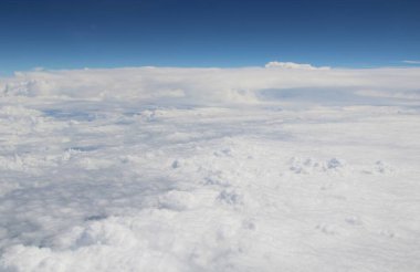 Mavi gökyüzünde beyaz bulutlar