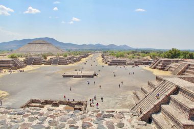 Meksika 'da antik bir şehir olan Teotihuacan, piramitlerin ve harabelerin manzarası