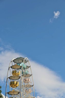 Dönme dolap mavi gökyüzü arkaplanına karşı