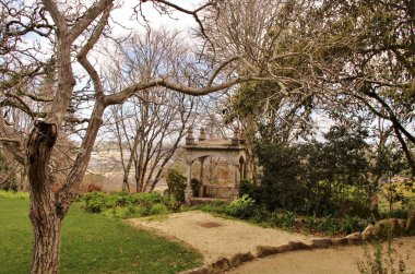 Mimari manzara, binaların cepheleri, ve saray kompleksinin bahçesi Quinta da Regaleira, Sintra, Portekiz
