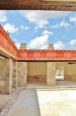 Meksika 'da antik bir şehir olan Teotihuacan, piramitlerin ve harabelerin manzarası