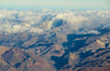 Bulutlardaki dağların güzel hava manzarası 