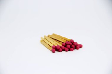 Beyaz arkaplanda kibrit çöpleri