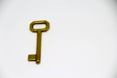 Metal altın anahtar beyaz arkaplanda izole edildi