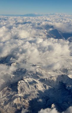 Bulutlardaki dağların güzel hava manzarası 