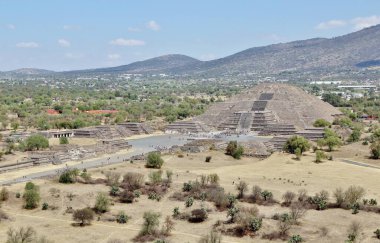 Meksika 'da antik bir şehir olan Teotihuacan, piramitlerin ve harabelerin manzarası