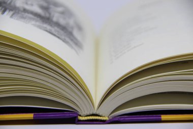 Açılmış kitabın masadaki yakın görüntüsü