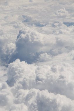 Mavi gökyüzünde beyaz bulutlar