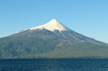 Karlı volkanın manzarası - Şili