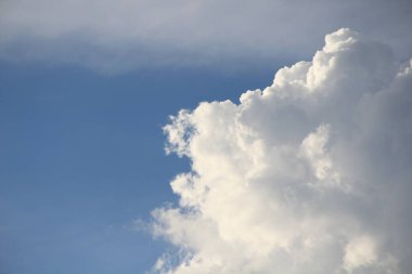 Mavi gökyüzünde beyaz bulutlar