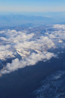 Bulutlardaki dağların güzel hava manzarası 