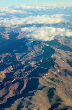 Bulutlardaki dağların güzel hava manzarası 