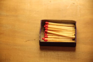 Tahta masa arkasında kibrit çöpleri