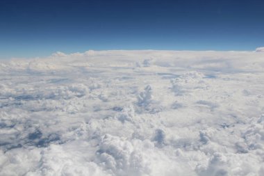 Mavi gökyüzünde beyaz bulutlar