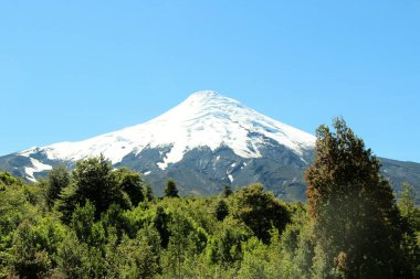 Karlı volkanın manzarası - Şili