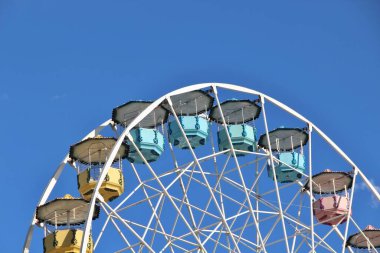 Dönme dolap mavi gökyüzü arkaplanına karşı