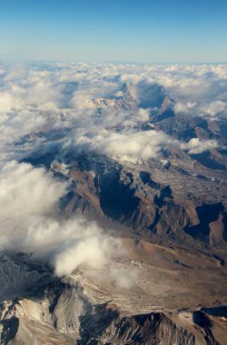 Bulutlardaki dağların güzel hava manzarası 