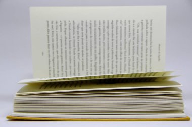 Açılmış kitabın masadaki yakın görüntüsü