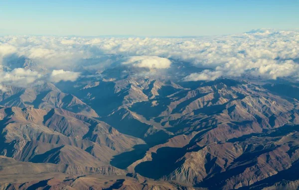 Bulutlardaki dağların güzel hava manzarası 