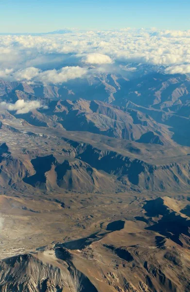 Bulutlardaki dağların güzel hava manzarası 