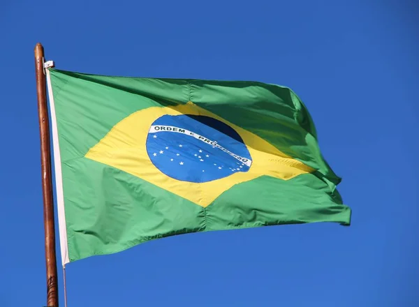 空を背景にマストにブラジルの旗 — ストック写真
