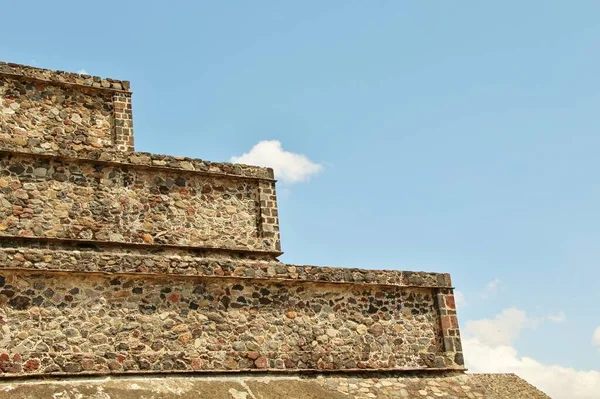 Meksika 'da antik bir şehir olan Teotihuacan, piramitlerin ve harabelerin manzarası