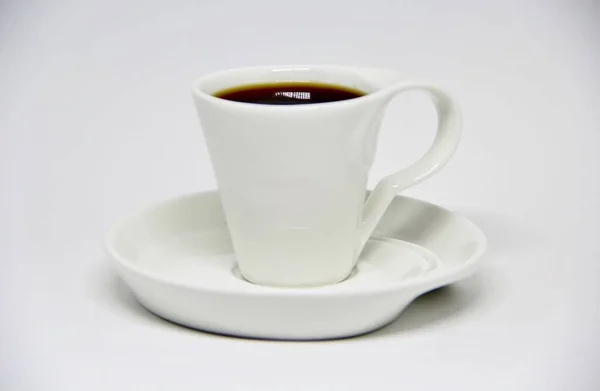 Vue Une Tasse Café Pleine Sur Une Soucoupe Fond Blanc — Photo