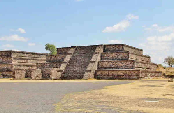 Meksika 'da antik bir şehir olan Teotihuacan, piramitlerin ve harabelerin manzarası