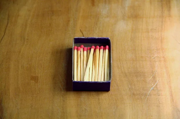 Tahta masa arkasında kibrit çöpleri