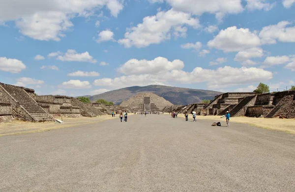 Meksika 'da antik bir şehir olan Teotihuacan, piramitlerin ve harabelerin manzarası
